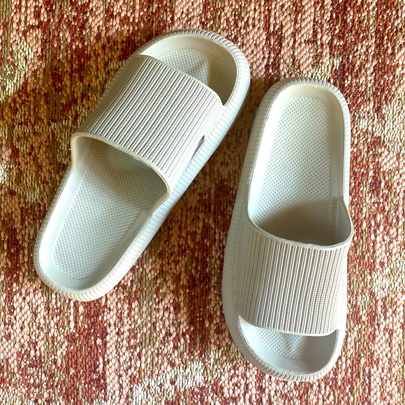 Pillow Slides - Picture 2 of 6